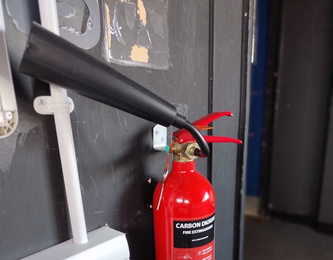 co2 extinguisher which has tag broken and pin removed