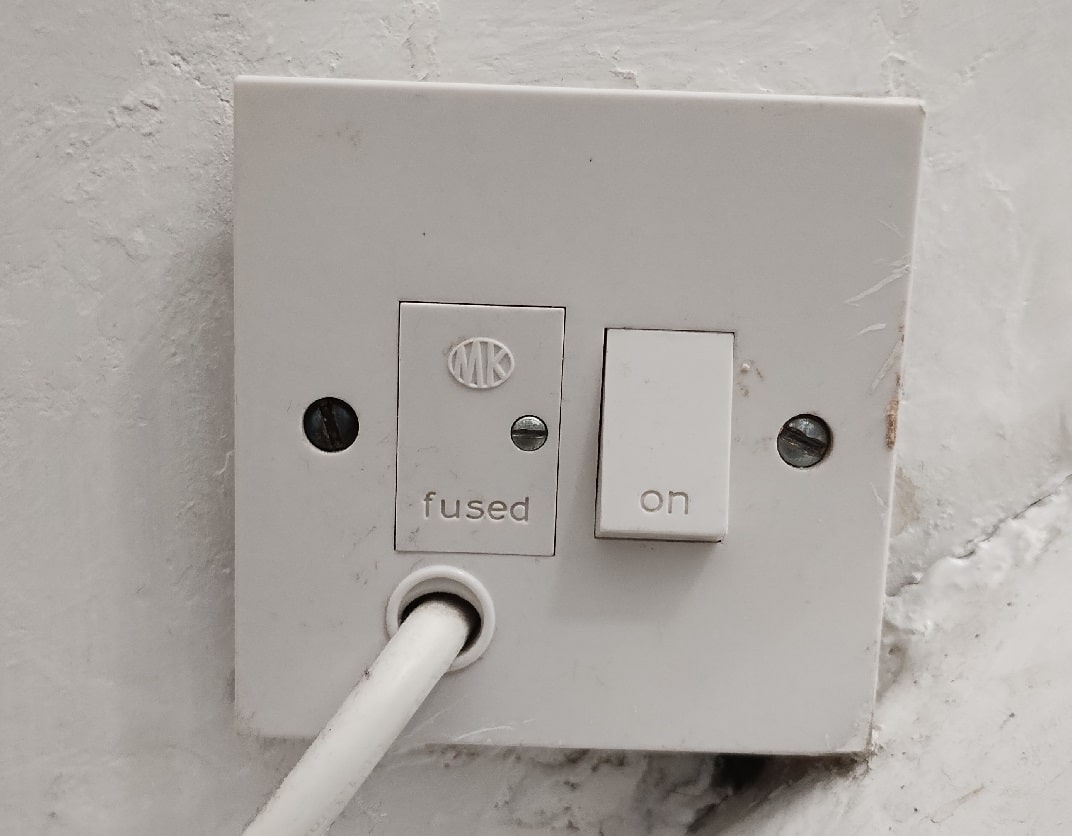 switched fused spur oulet plate
